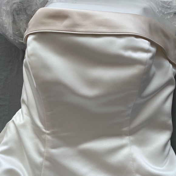 Wedding gown - Picture 6 of 14